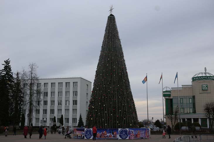 Как прошло открытие главной новогодней ёлки Кобрина – фоторепортаж