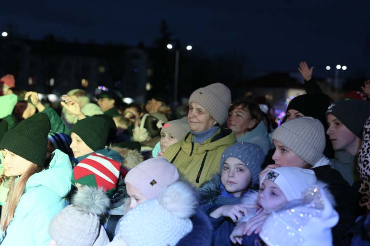 Как прошло открытие главной новогодней ёлки Кобрина – фоторепортаж