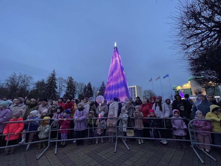 Как прошло открытие главной новогодней ёлки Кобрина – фоторепортаж