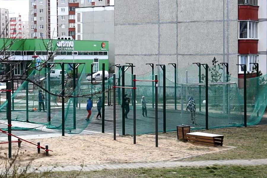 Пенсионеры требуют сноса футбольной площадки в Бресте. Что не так?