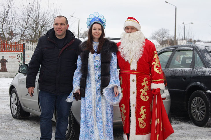 Экипажи Дедов Морозов и Снегурочек высадились в Кобринском районе и развезли подарки детям и одиноким старикам