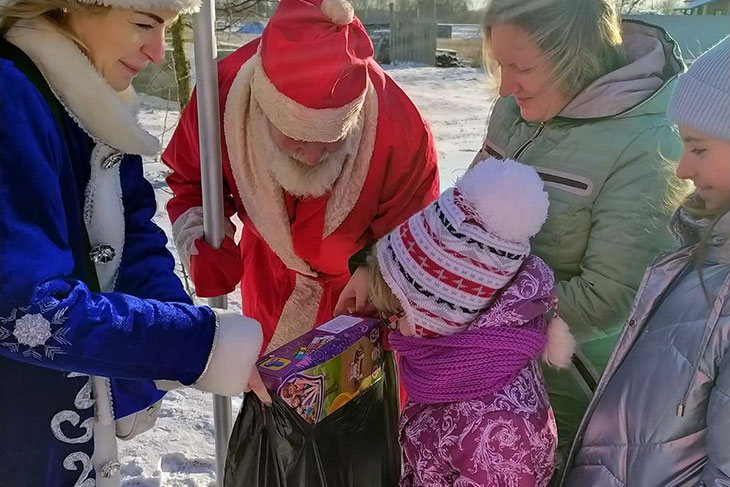 Экипажи Дедов Морозов и Снегурочек высадились в Кобринском районе и развезли подарки детям и одиноким старикам