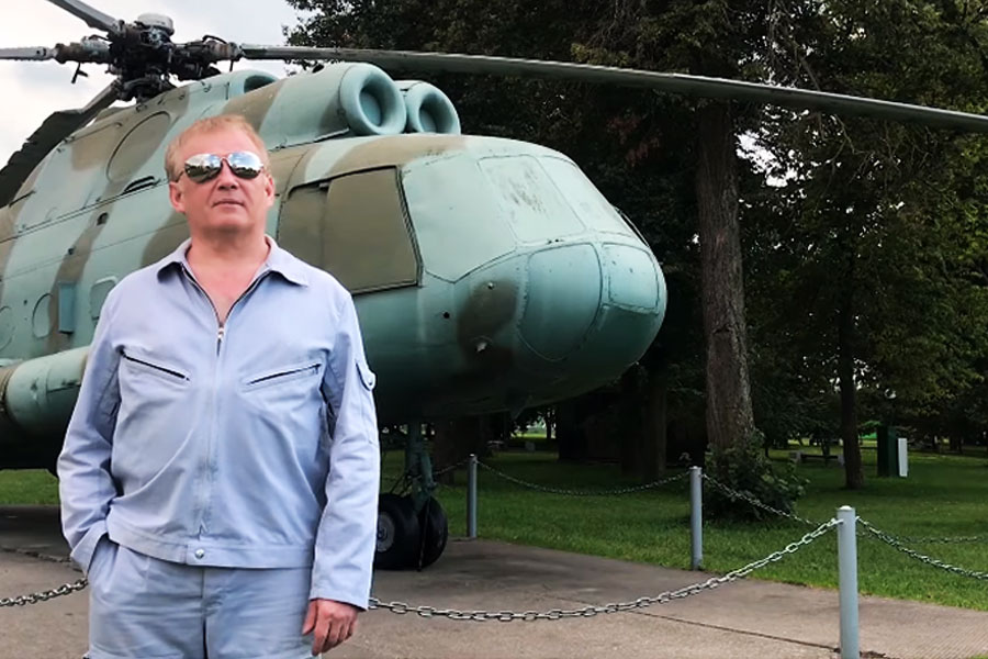 «Некрасивых вертолетов не бывает»: Ярослав Маевский из Кобрина поздравил авиаторов клипом на авторскую песню. Как вам?