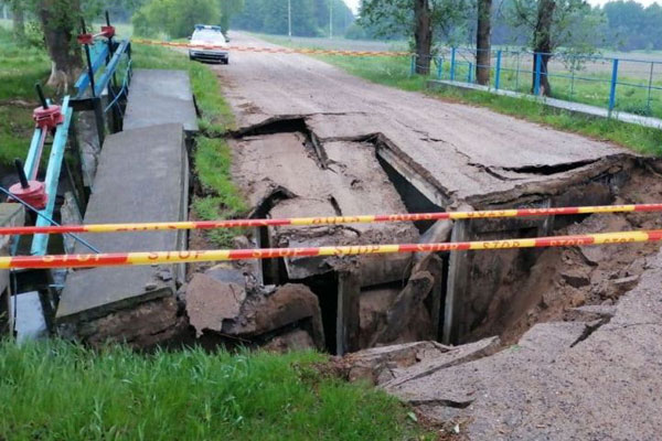 На трассе под Пружанами обрушился мост через реку, в Беларуси это второй случай за май