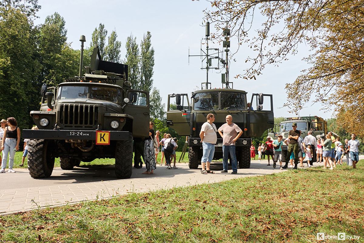 Военная техника, беспилотники и ретро-автомобили: Кобрин отметил день ВВС (большой фоторепортаж)