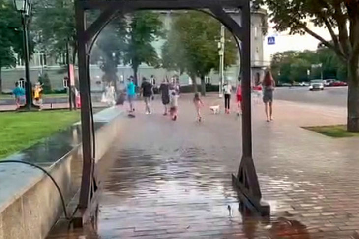 В Бресте устанавливают арки с холодным душем по примеру украинских городов