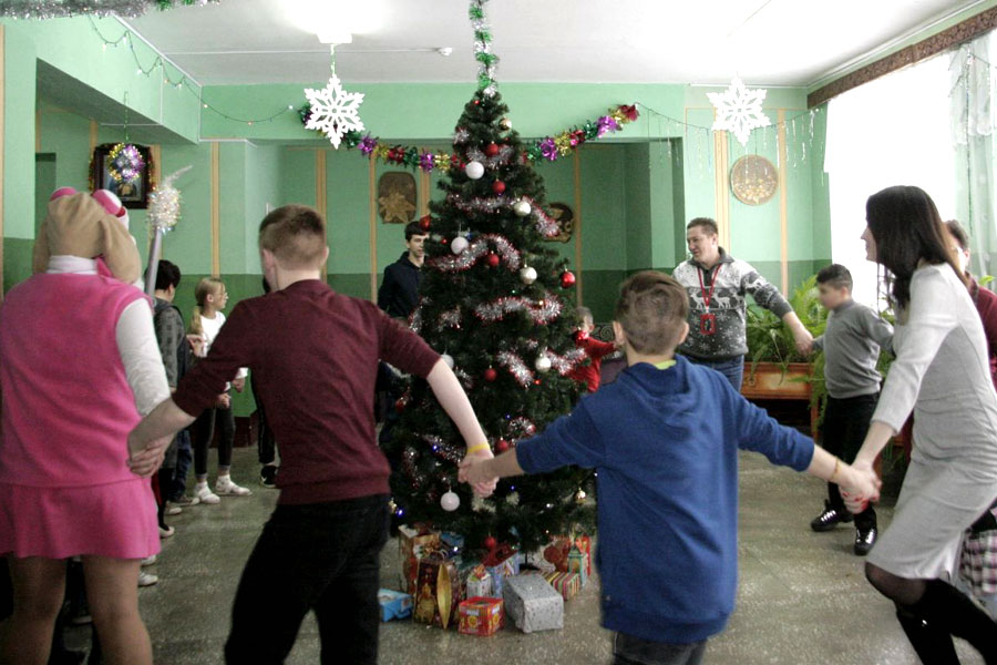 Дедушки Морозы из Кобрина исполнили долгожданные новогодние желания ребятишек приюта в агрогородке Оса