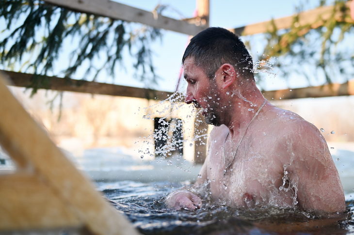 Крещенские купания в Кобрине при -18°C: окунуться в ледяную купель отважились самые стойкие