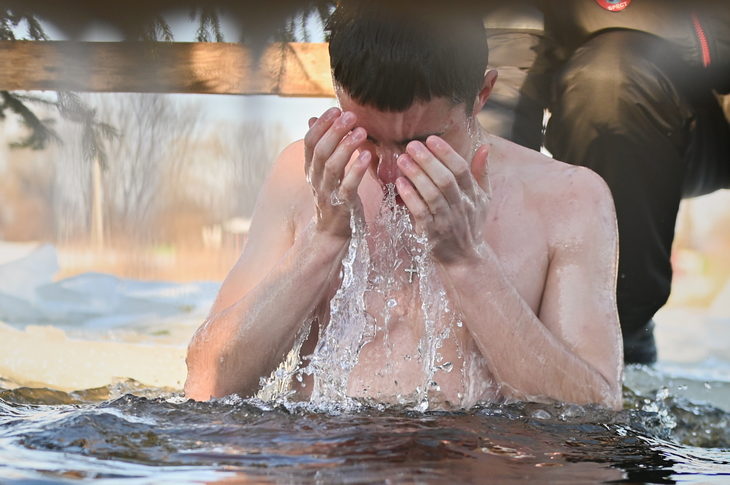 Крещенские купания в Кобрине при -18°C: окунуться в ледяную купель отважились самые стойкие