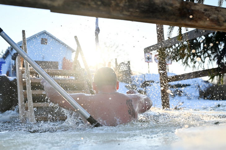 Крещенские купания в Кобрине при -18°C: окунуться в ледяную купель отважились самые стойкие