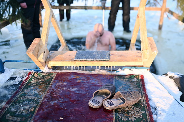Крещенские купания в Кобрине при -18°C: окунуться в ледяную купель отважились самые стойкие