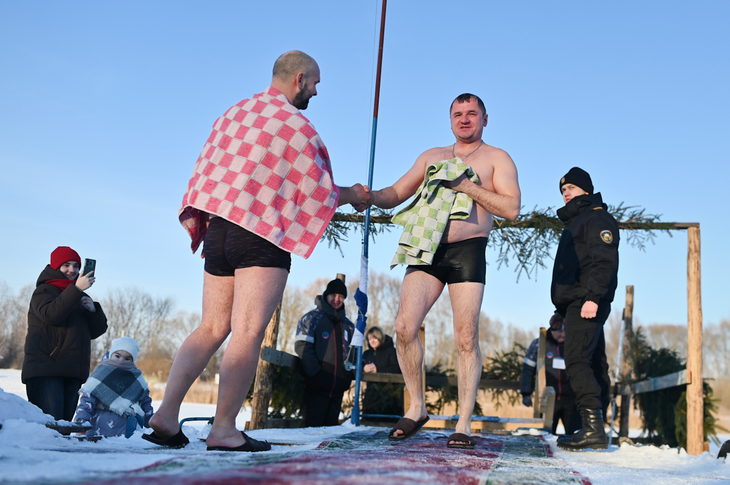 Крещенские купания в Кобрине при -18°C: окунуться в ледяную купель отважились самые стойкие