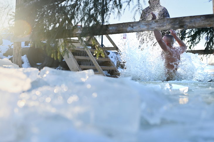 Крещенские купания в Кобрине при -18°C: окунуться в ледяную купель отважились самые стойкие