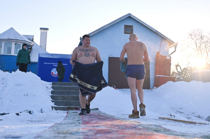 Крещенские купания в Кобрине при -18°C: окунуться в ледяную купель отважились самые стойкие