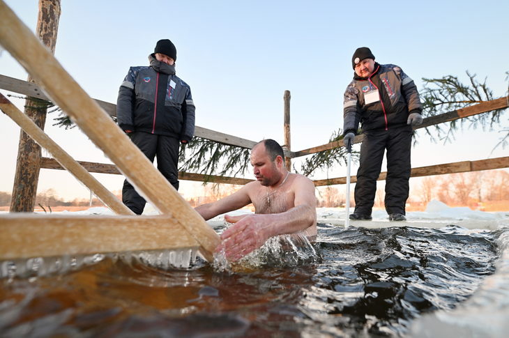 Крещенские купания в Кобрине при -18°C: окунуться в ледяную купель отважились самые стойкие