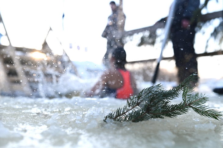 Крещенские купания в Кобрине при -18°C: окунуться в ледяную купель отважились самые стойкие