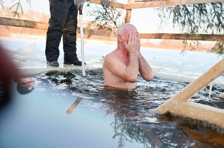 Крещенские купания в Кобрине при -18°C: окунуться в ледяную купель отважились самые стойкие