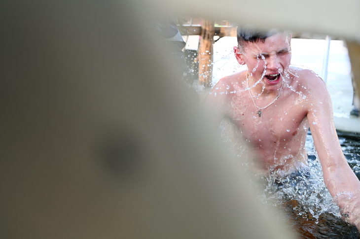 Крещенские купания в Кобрине при -18°C: окунуться в ледяную купель отважились самые стойкие