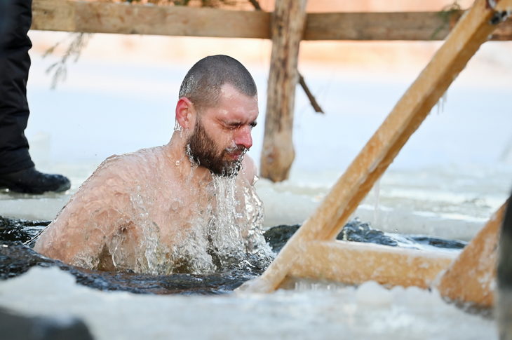 Крещенские купания в Кобрине при -18°C: окунуться в ледяную купель отважились самые стойкие