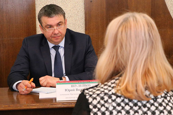 Юрий Шулейко взял на контроль вопрос трудоустройства девушки-инвалида из Кобрина
