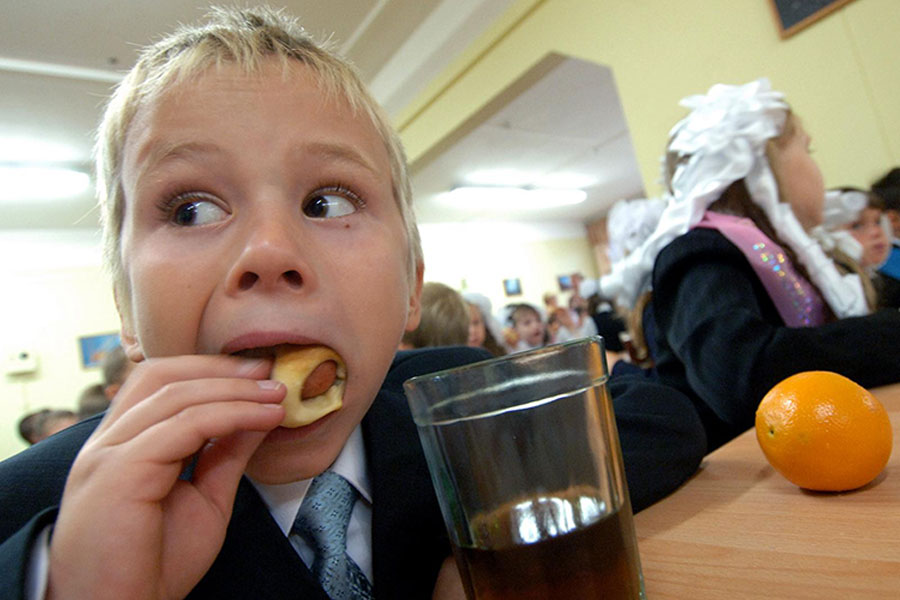 В чат-бот Минобразования можно задать вопрос по питанию школьников