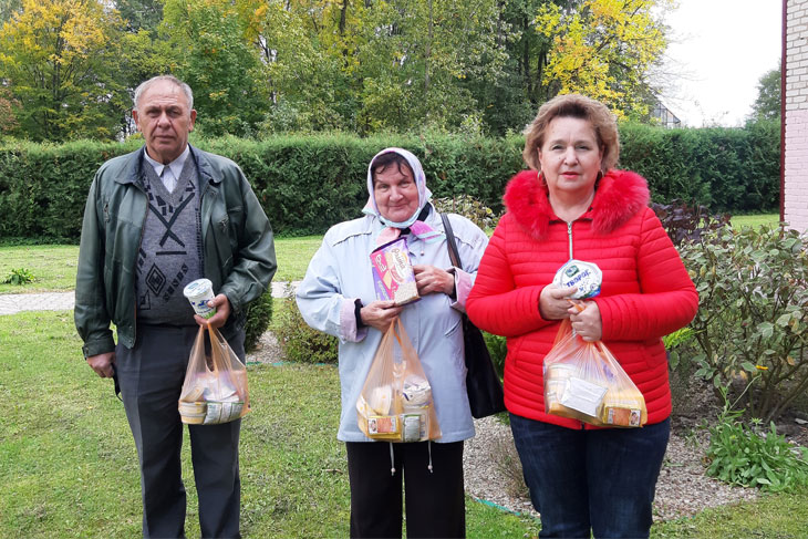 Ко Дню пожилого человека предприятия города передали продуктовые наборы подопечным Кобринского ТЦСОН