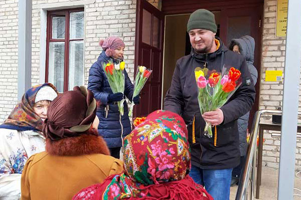 В Кобринском ТЦСОН дружно встретили весну народными песнями и плясками под аккордеон