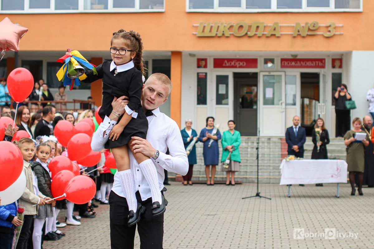 1 сентября на линейке в СШ №3 г. Кобрина благодарили прежнего директора и знакомились с новым