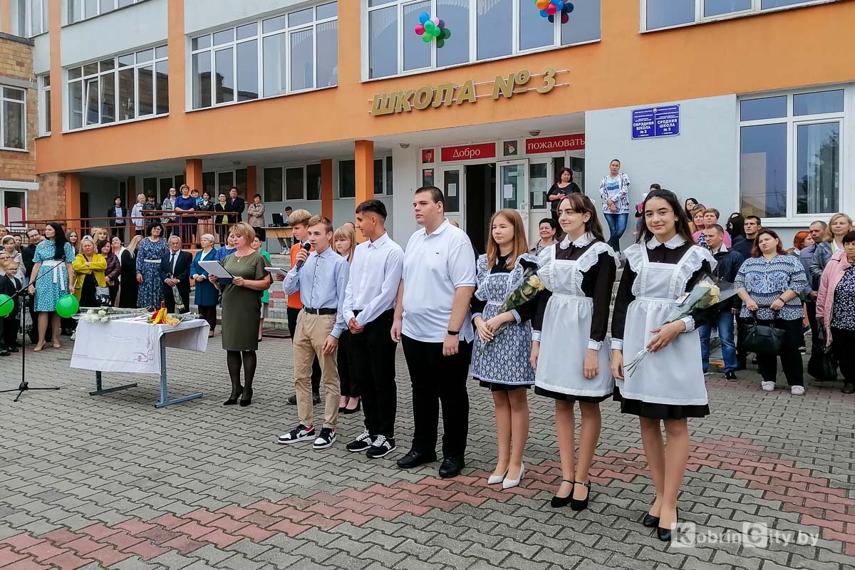 1 сентября на линейке в СШ №3 г. Кобрина благодарили прежнего директора и знакомились с новым