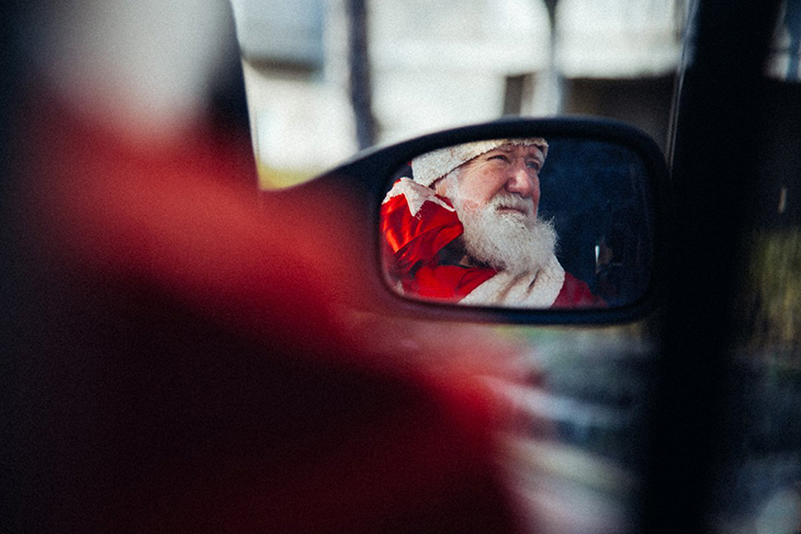 25 декабря Дедушки Морозы в Кобрине едут поздравлять около 100 одиноких стариков — нужно помочь приготовить подарки 