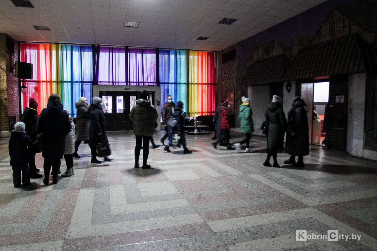 Фильм «Где ты, Адам?» в Кобрине проходит с успехом — прокат продлен до 20 января