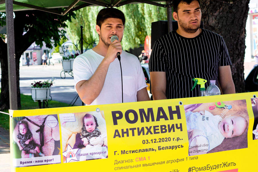 У сквера Морозова в Кобрине душевно поют парни-волонтеры: собирают средства на лечение семимесячного Ромы
