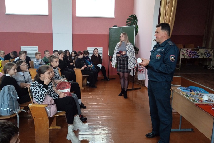 Представитель Брестского УМЧС провел урок безопасности в кобринской школе № 2