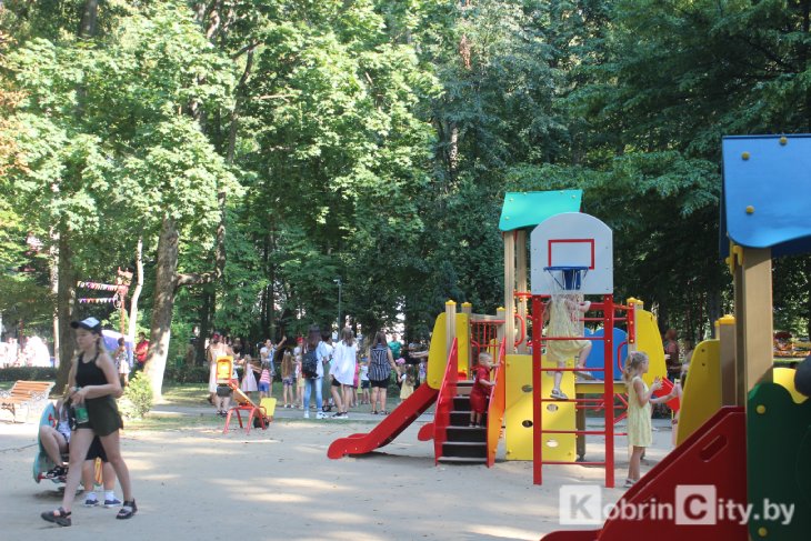 Кобринский парк отпраздновал свой День рождения. Фоторепортаж
