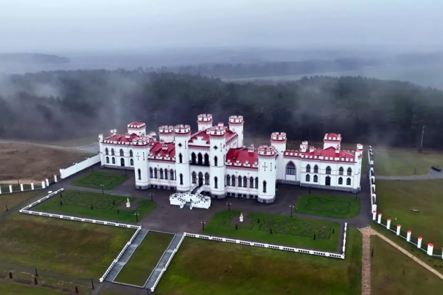 Коссовский дворец в зимнем тумане. Как выглядит обновленный замок XIX века с высоты (видео)