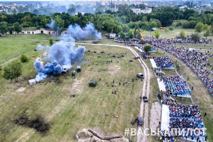 В ночь на 22 июня реконструкторы воссоздали эпизоды обороны Брестской крепости — видео #ВаськаПилота