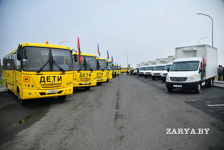Два автобуса и два грузовика-рефрижератора передали Кобринскому отделу по образованию
