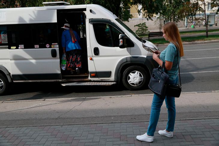 Белоруска не дождалась маршрутку на остановке, пошла в суд и добилась компенсации