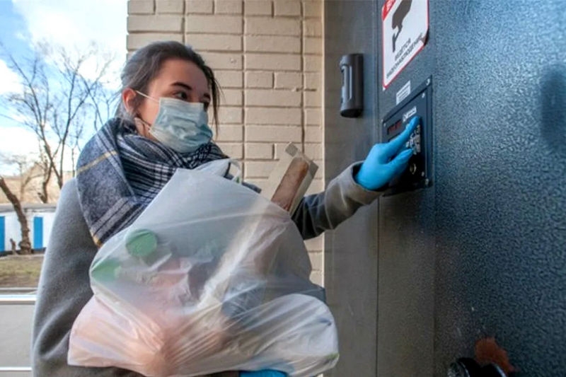 В Кобринском районе продолжена доставка продуктов и лекарств для помощи пожилым людям