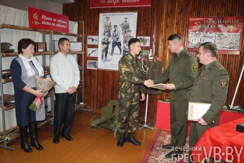 Солдату из агрогородка Дивин Кобринского района вручили часы от Минобороны