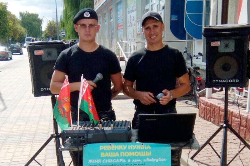 У «Лакомки» в Кобрине поют волонтеры в камуфляже. Идёт сбор средств для 6-летнего мальчика из Бобруйска