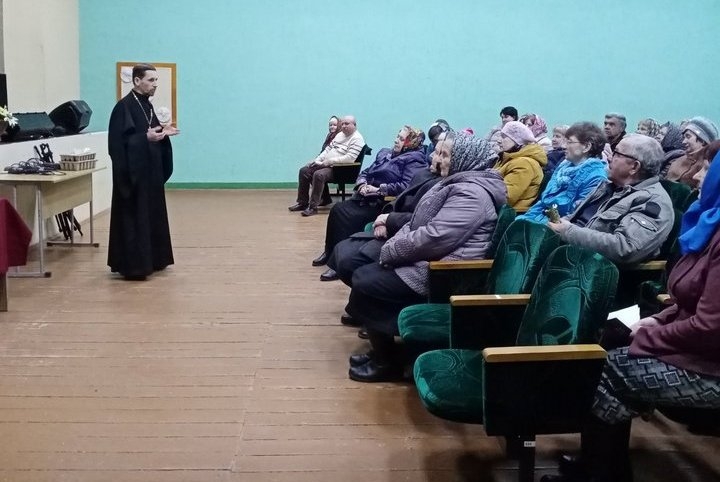 Аг. Остромичи: священник обсудил с жителями, как православным следует относится к коронавирусу