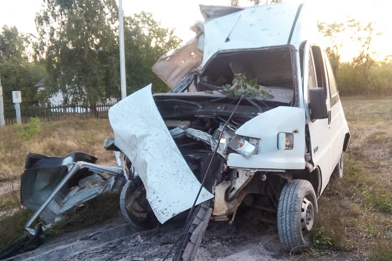 Пьяный 18-летний бесправник попал в аварию на микроавтобусе в Кобринском районе: пострадали два человека