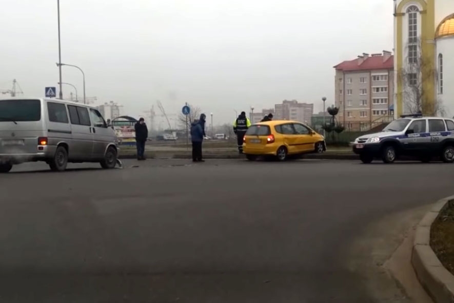 Авария в Кобрине попала на камеру — сотрудники милиции оказались единственными очевидцами