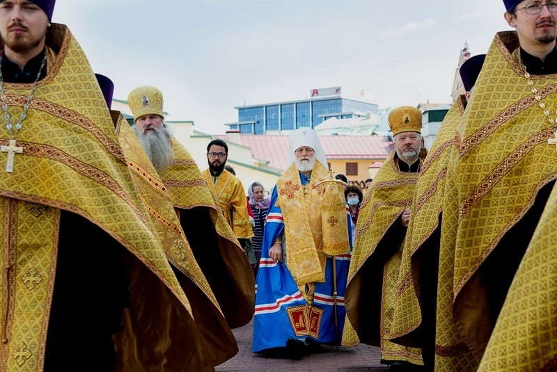 Православная церковь не призывает к участию или неучастию в политических акциях, но осуждает насилие