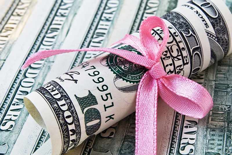 В Бресте молодоженам на свадьбу подарили фальшивые $100