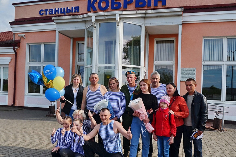 Дембеля возвращаются домой... Смотрите, как  встречают кобринчанина Станислава Мищука родные и близкие