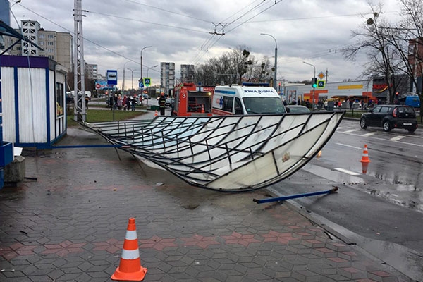 Порыв ветра повалил остановку на людей в Бресте. Два человека – в тяжелом состоянии
