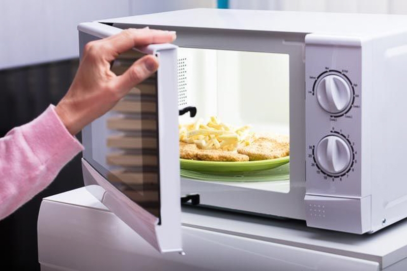 Разогреть до смерти. Какие продукты нельзя греть в микроволновке