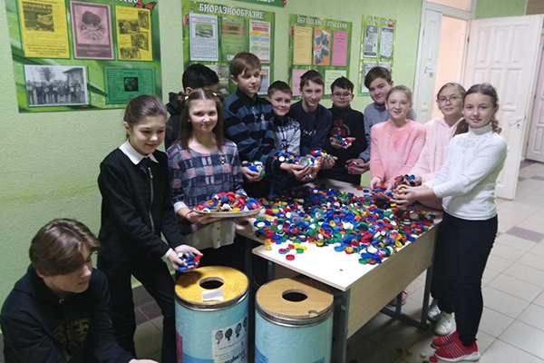 Залесские школьники собрали около 3 000 крышечек для помощи тяжелобольным детям и взрослым